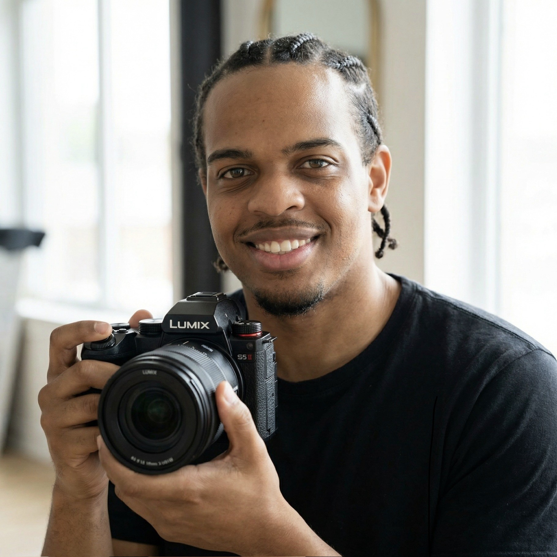 Portrait de Matthieu Benouet, vidéaste freelance, avec son appareil Lumix S5 II